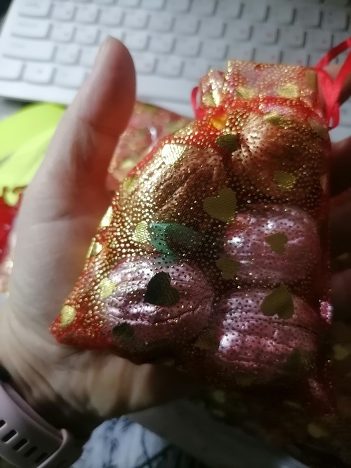 Фотография покупателя товара Мешочек подарочный «Сердечки» малые, 7×9, цвет красный с золотом - Фото 4