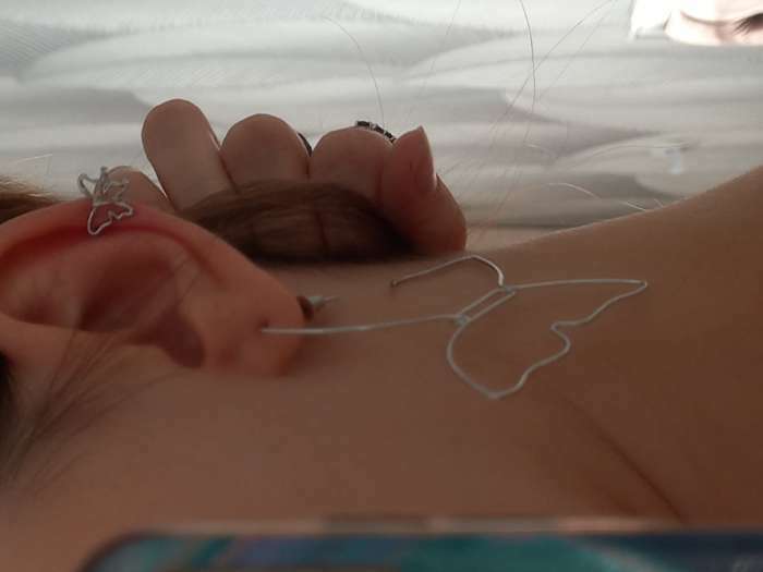 Фотография покупателя товара Набор серьги и каффы «Цацки» бабочки контурные, чёрно-белый в золоте - Фото 3