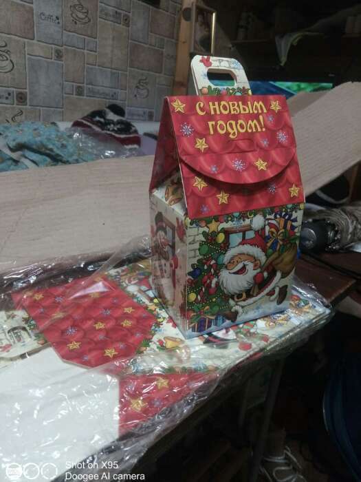 Фотография покупателя товара Коробка картонная "Веселый Дед Мороз", 9,1 х 7 х 15,7 см - Фото 5