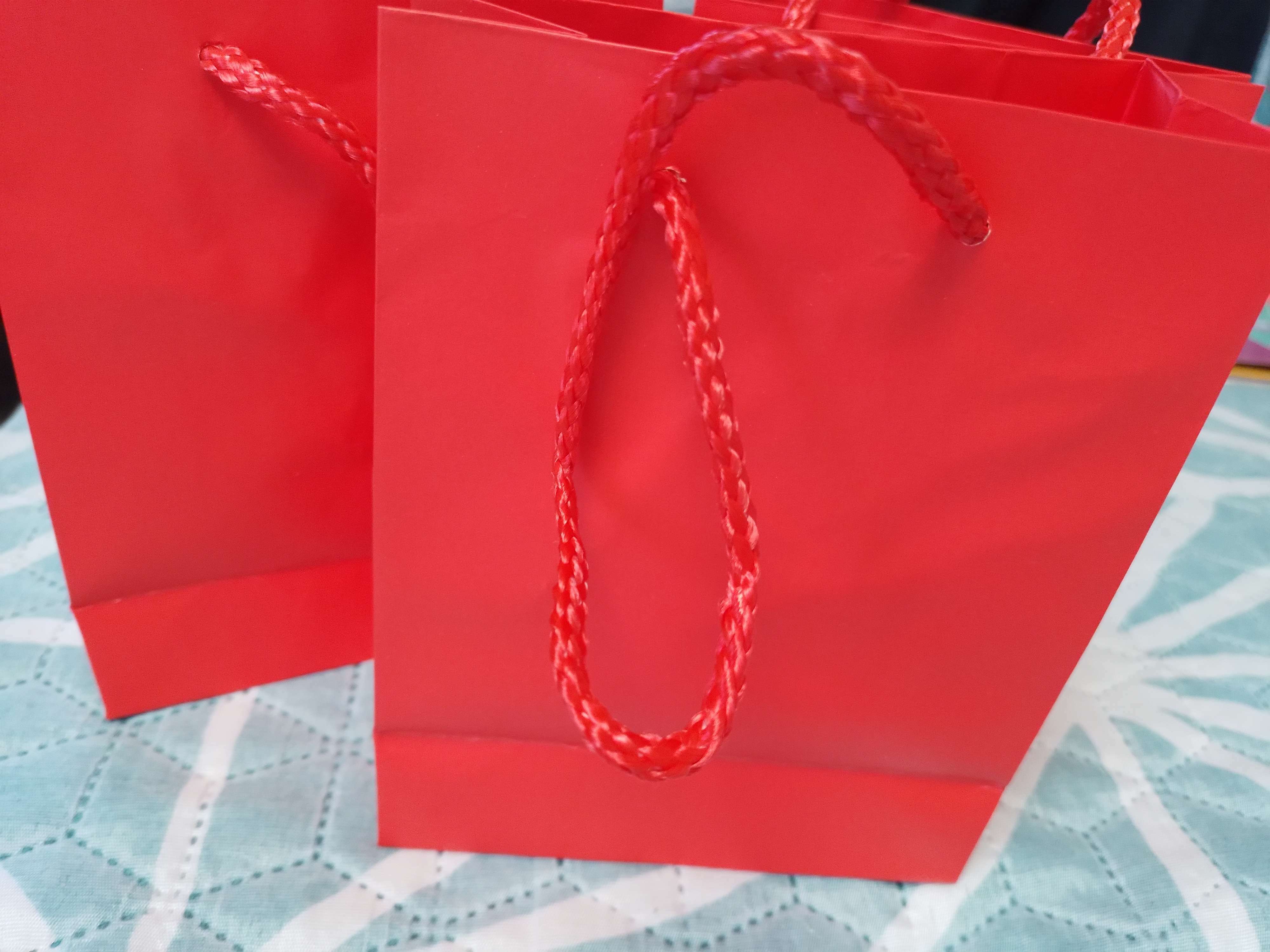 Фотография покупателя товара Пакет подарочный ламинированный, упаковка, «Красный», S 12 х 15 х 5,5 см - Фото 1
