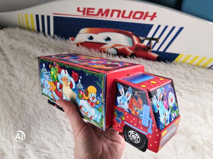 Фотография покупателя товара Подарочная коробка "Сладкоежка", красный, 26 х 8,7 х 8,3 см - Фото 5