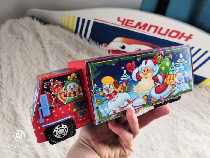 Фотография покупателя товара Подарочная коробка "Сладкоежка", красный, 26 х 8,7 х 8,3 см - Фото 2