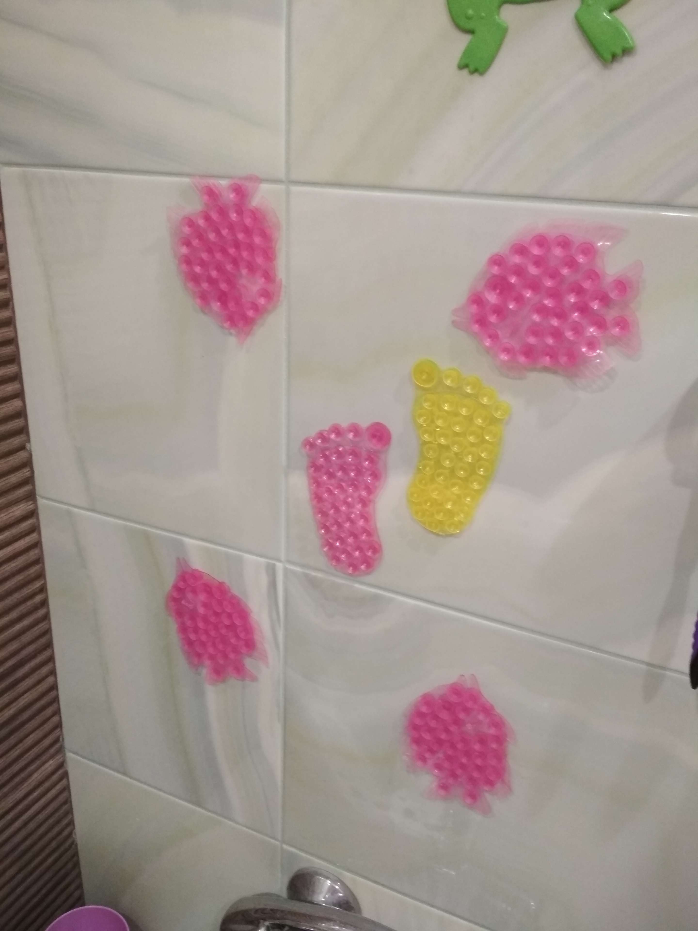 Фотография покупателя товара Мини-коврик для ванны «Нога», 7,5×12 см, цвет МИКС