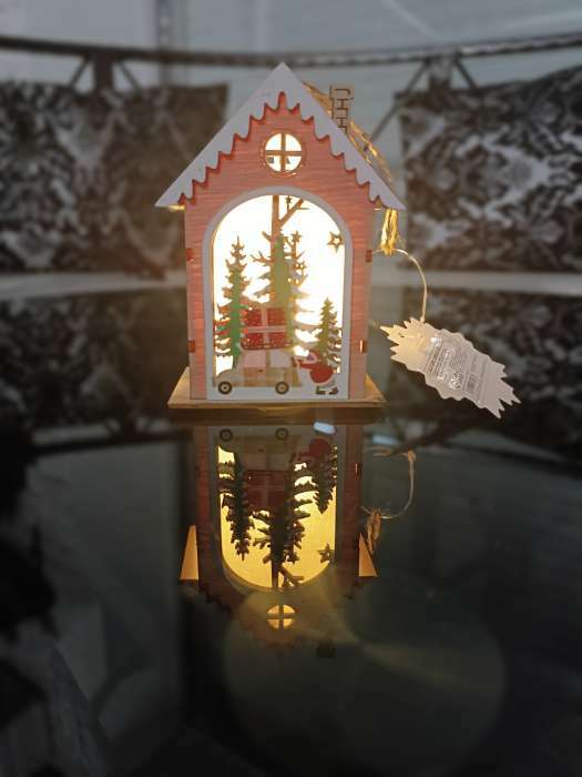 Фотография покупателя товара Ёлочная игрушка «Домик с Дедом Морозом и машиной», от батареек, свечение тёплое белое - Фото 3