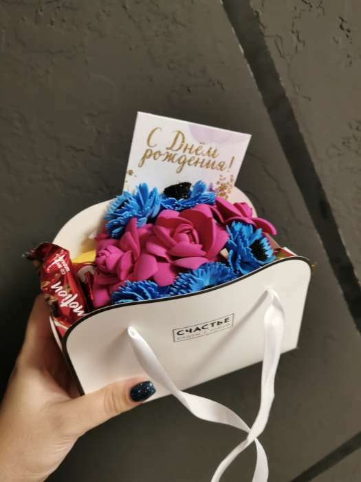 Фотография покупателя товара Коробка для цветов складная «Счастье рядом с тобой», 17 × 13 × 7 см - Фото 9