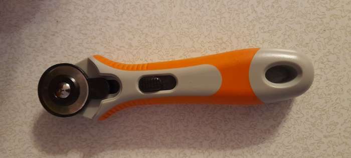 Фотография покупателя товара Нож раскройный, d = 28 мм, цвет серый/оранжевый - Фото 1