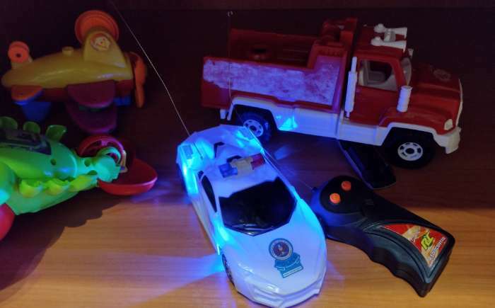 Фотография покупателя товара Машина радиоуправляемая «Полиция», работает от батареек, световые эффекты, цвета МИКС - Фото 1