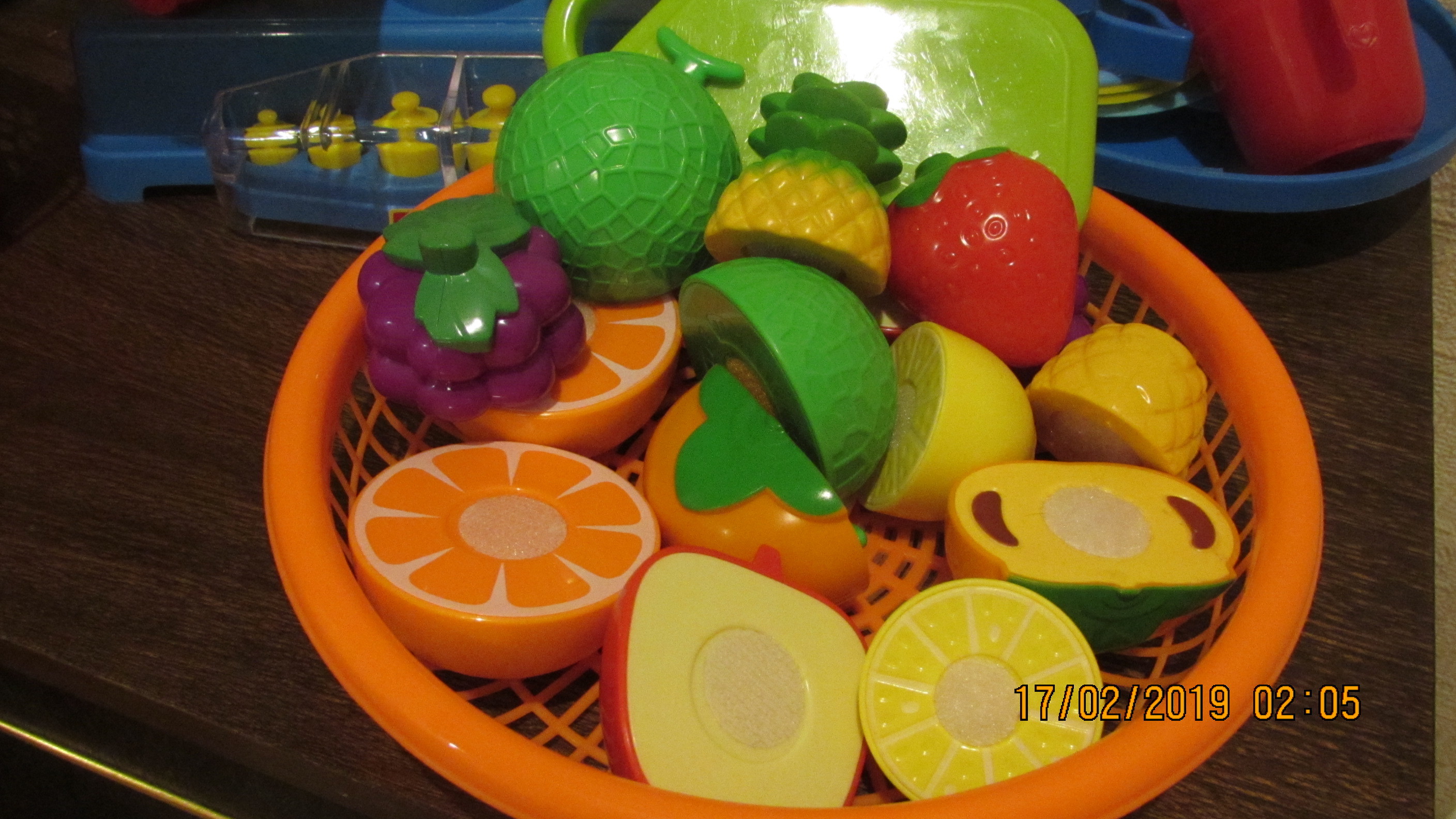 Фотография покупателя товара Набор продуктов-нарезка «Поварёнок« в корзинке, на липучках, 12 предметов, цвета МИКС - Фото 8