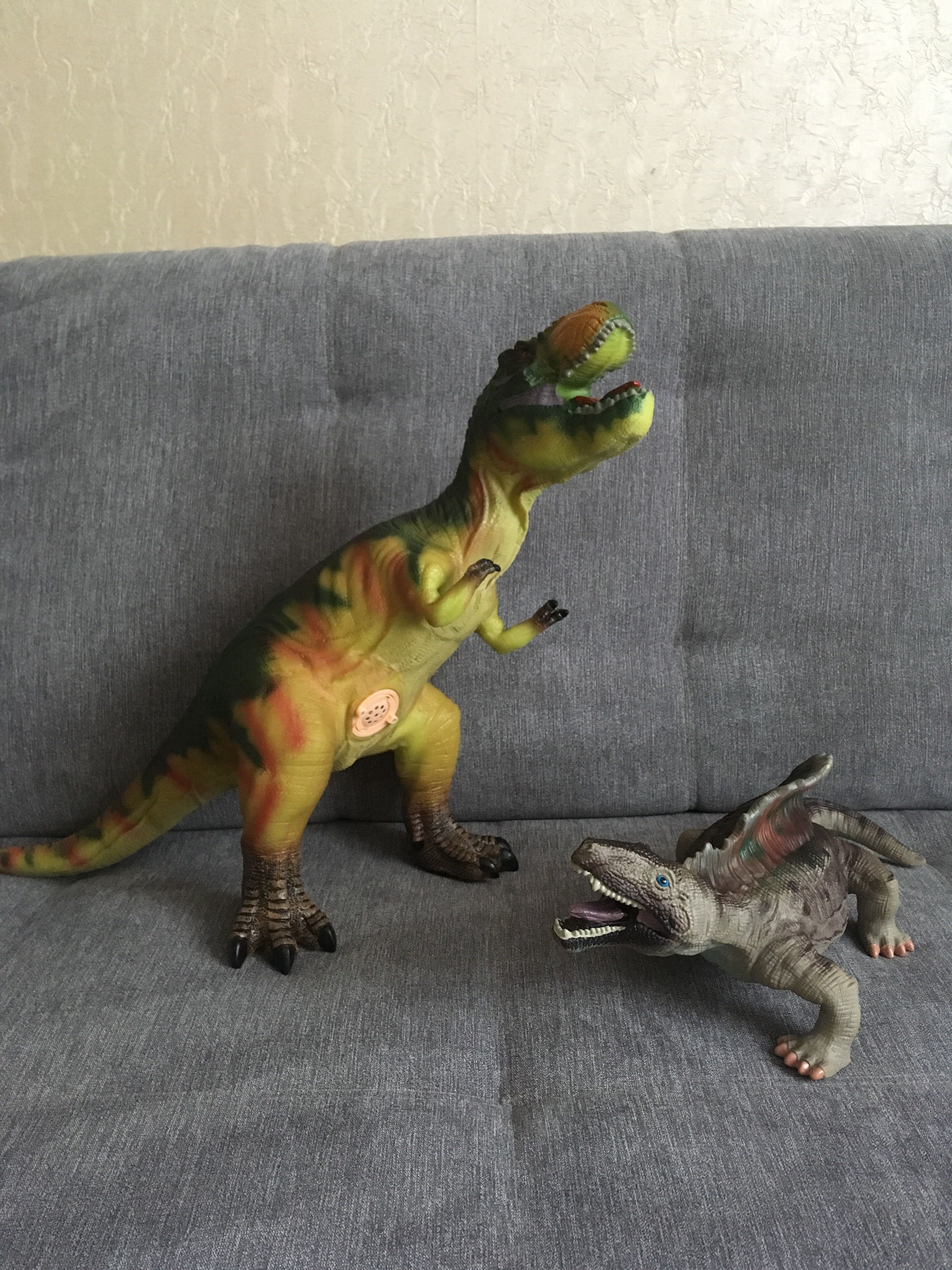 Фотография покупателя товара Фигурка динозавра «Гигант» мягкая, со звуковым эффектом, МИКС