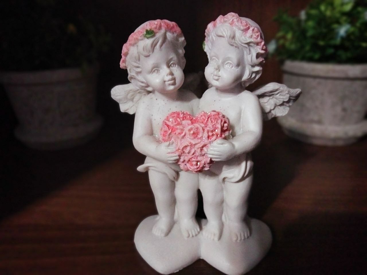Фотография покупателя товара Сувенир полистоун "Ангелочки в розовых веночках с сердцем из роз" 10х8,5х5,5 см - Фото 1