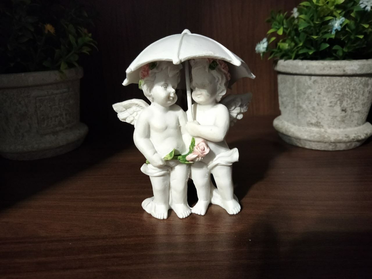 Фотография покупателя товара Сувенир полистоун "Ангелочки под зонтиком в розовых веночках" 8,5х6,7х6,5 см - Фото 1