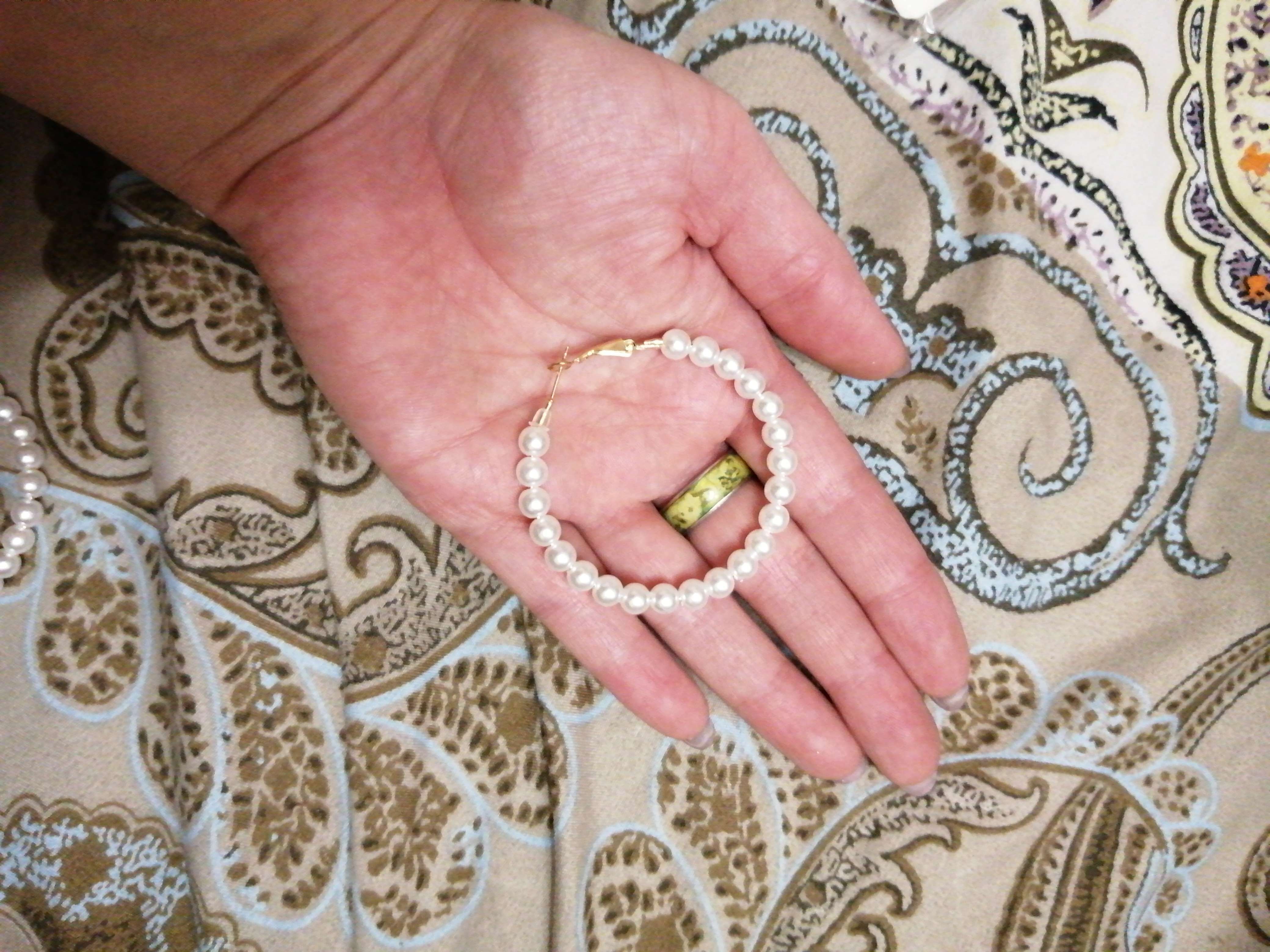 Фотография покупателя товара Серьги-кольца «Нежность жемчуга» кольца средние, цвет белый в золоте, d=5,5 см - Фото 2