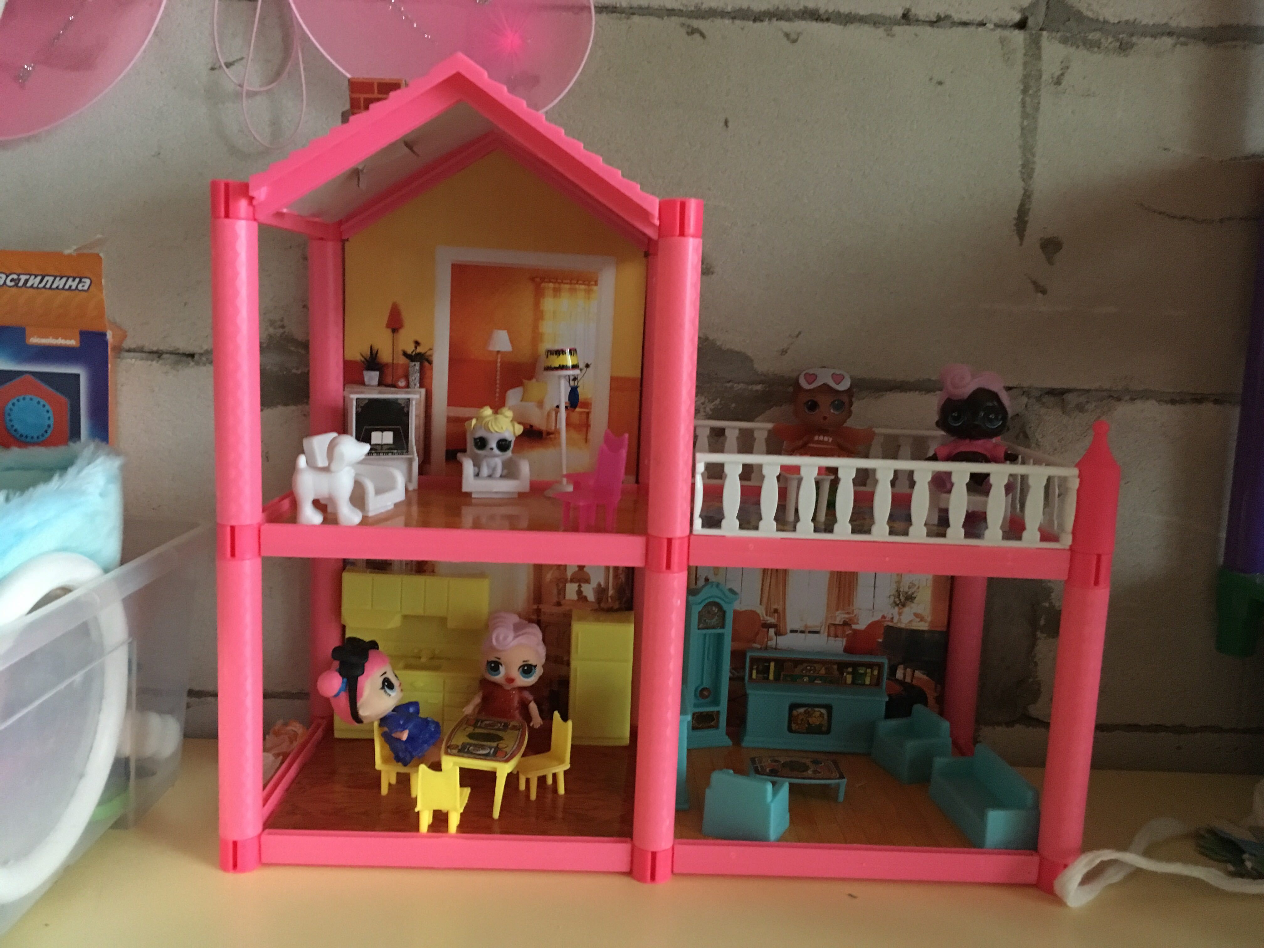 Двухэтажный дом для кукол с мебелью