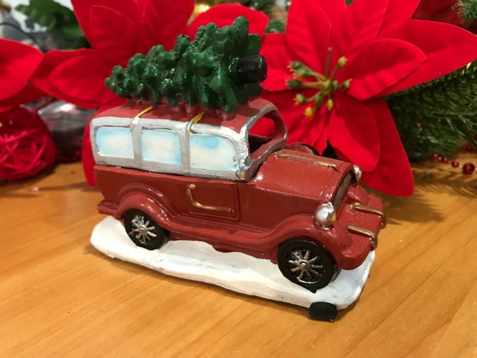 Фотография покупателя товара Светодиодная фигура «Автомобиль с ёлкой», керамика, батарейки AG10х3, свечение тёплое белое - Фото 2