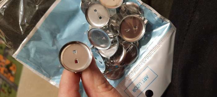 Фотография покупателя товара Основа для творчества «Значок с булавкой», набор 20 шт., площадка, 1.9×1.9 см - Фото 1