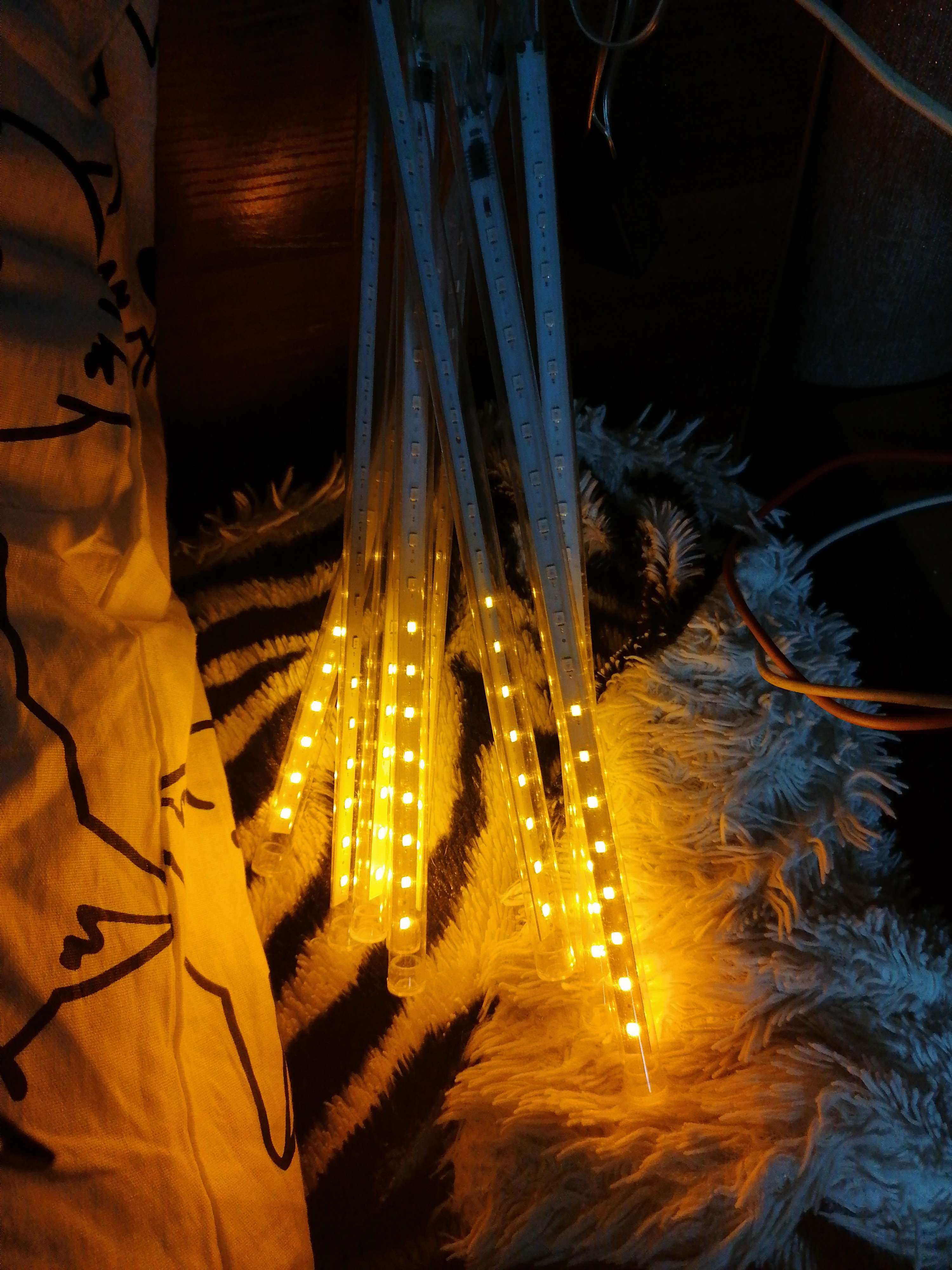 Фотография покупателя товара Гирлянда «Сосульки» 2.5 × 0.3 м, IP65, прозрачная нить, 192 LED, свечение тёплое белое с эффектом стекания, 12 В - Фото 1