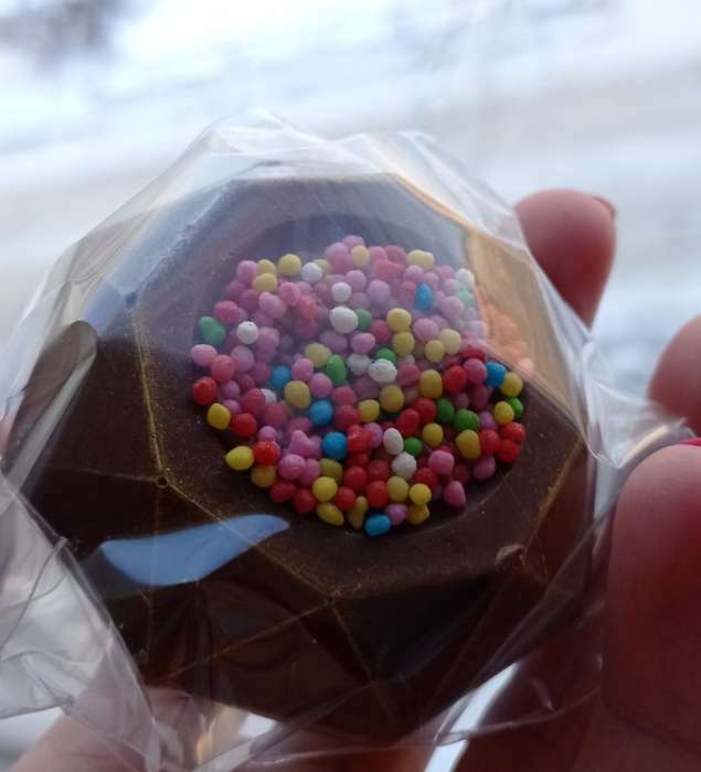 Фотография покупателя товара Шоколадная бомбочка с маршмеллоу "Уютного Нового года", молочный шоколад, 38 г - Фото 1