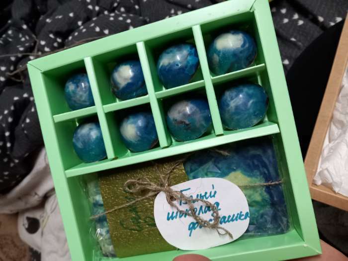 Фотография покупателя товара Коробка под 8 конфет + шоколад, с окном, алая, 17,7 х 17,85 х 3,85 см - Фото 11