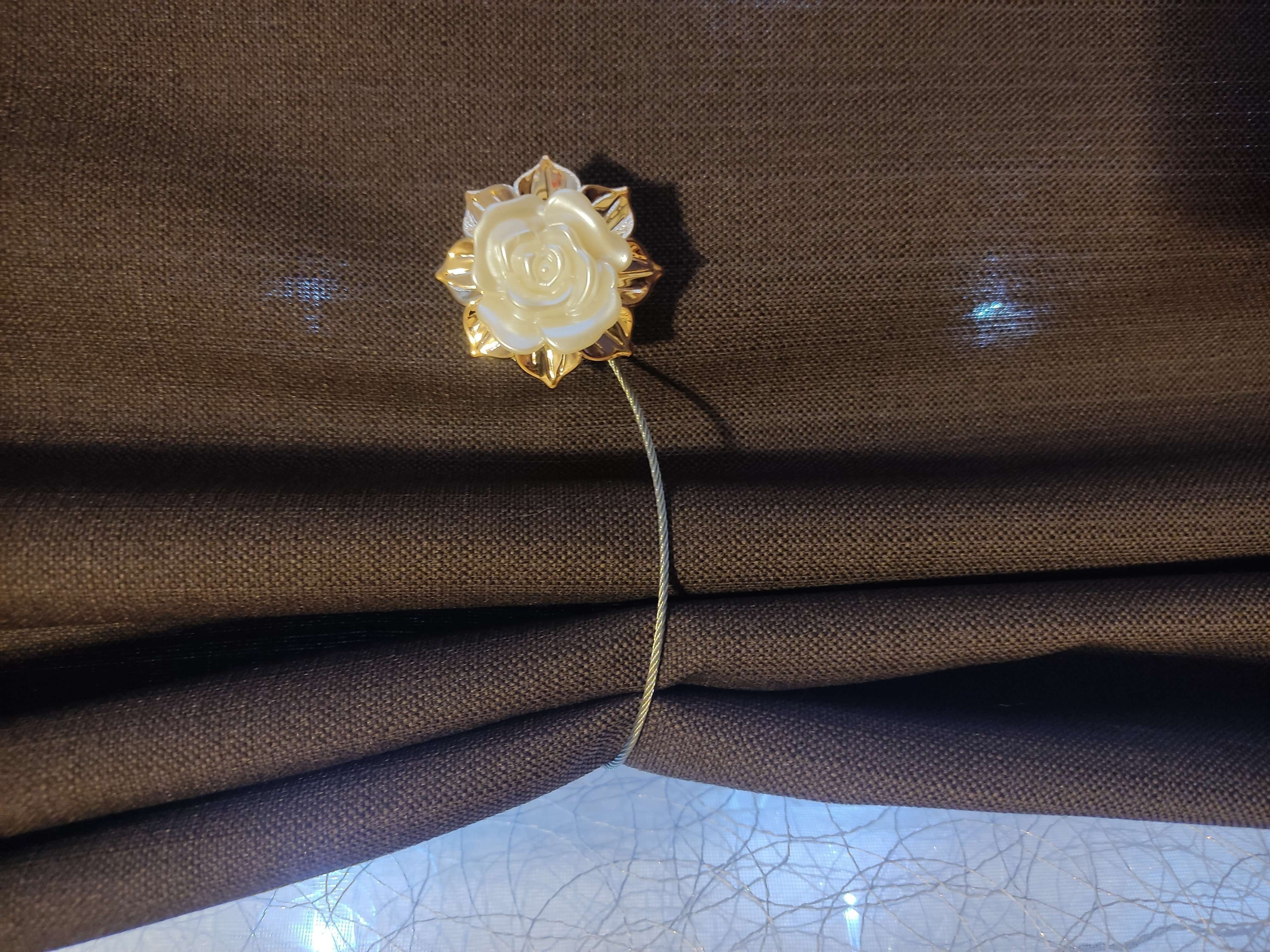 Фотография покупателя товара Подхват для штор «Цветок», d = 5,5 см, цвет молочный/золотой - Фото 4