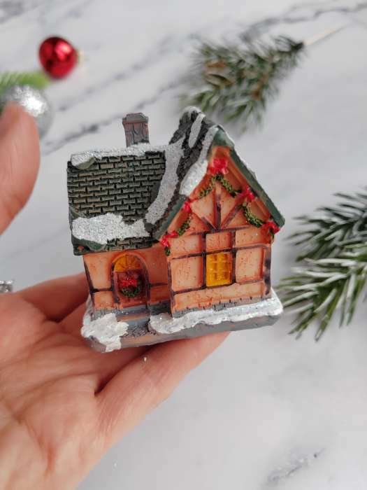 Фотография покупателя товара Светодиодная фигура «Дом с еловой гирляндой», керамика, батарейки AG13х3, свечение тёплое белое - Фото 4