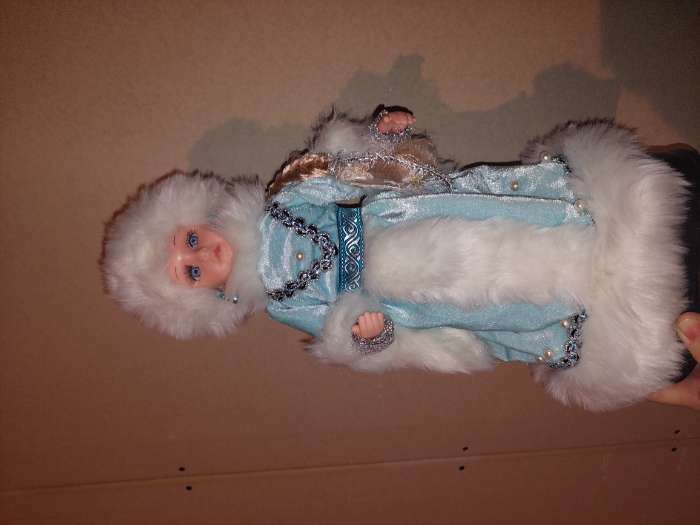 Фотография покупателя товара Снегурочка под ёлку «Зимнее волшебство. В голубой шубке с бусинками» двигается, 40 см - Фото 6