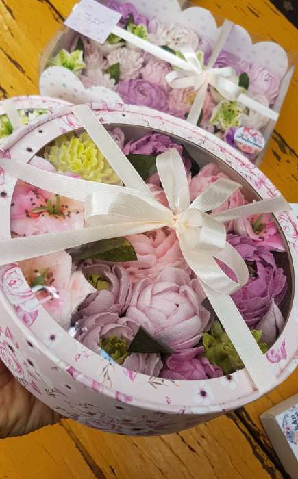 Фотография покупателя товара Коробка для макарун, кондитерская упаковка тубус с окном, «Розовые цветы» 12 х 12 х 5 см - Фото 17