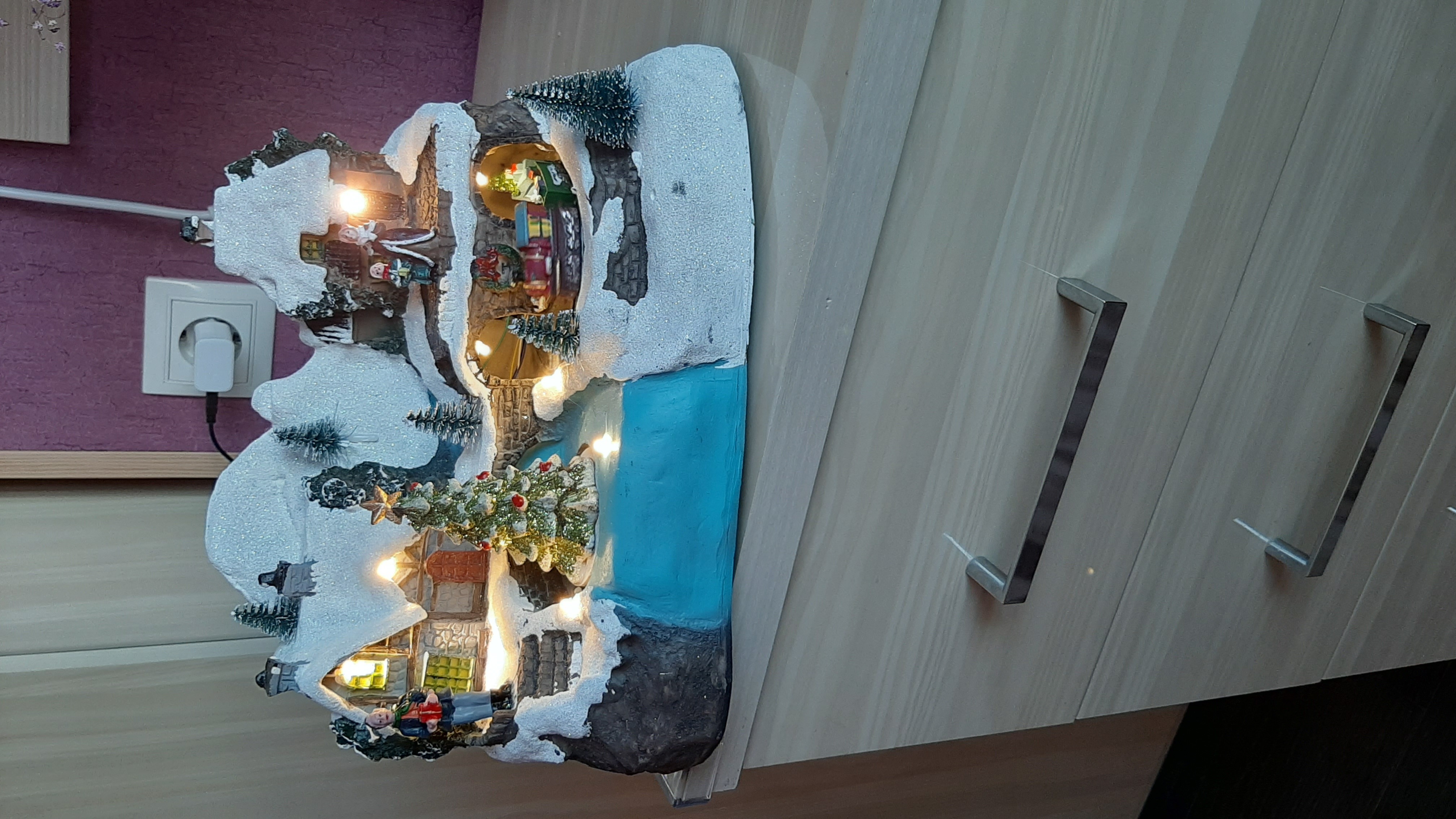 Фотография покупателя товара Светодиодная фигура «Новогодний город» 31 × 27 × 21 см, полистоун, батарейки ААх3 (не в комплекте), USB, свечение тёплый белый, УЦЕНКА - Фото 1