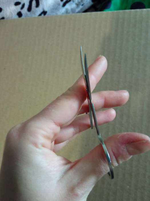 Фотография покупателя товара Ножницы маникюрные, загнутые, широкие, 8,5 см, на блистере, цвет серебристый - Фото 3