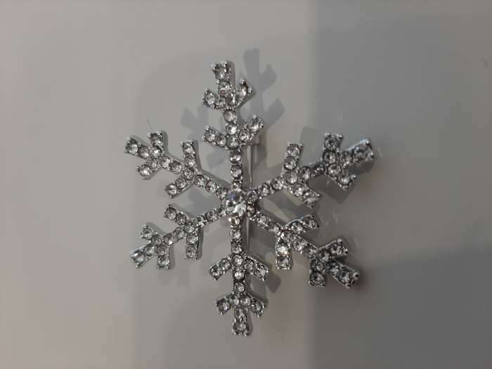 Фотография покупателя товара Брошь «Снежинка», цвет белый в серебре - Фото 1