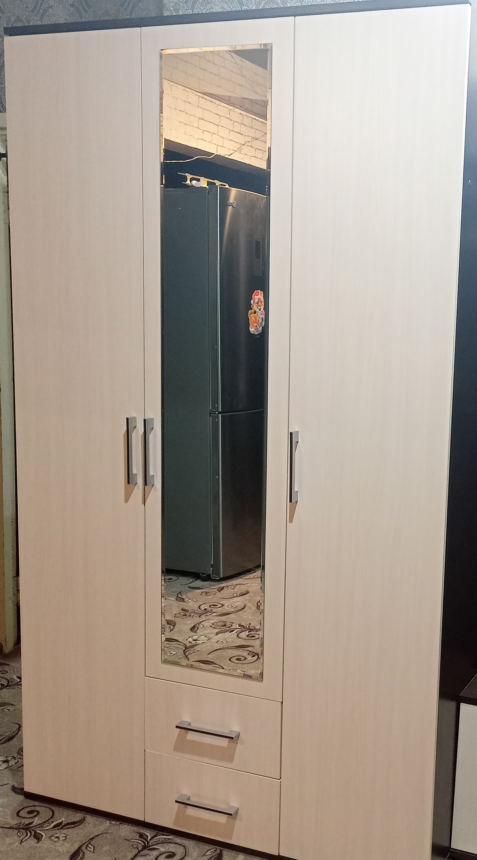 Фотография покупателя товара Шкаф Ева 3-х створчатый с зеркалом и двумя ящиками, 1200х520х2100 Золотой дуб/графит - Фото 5