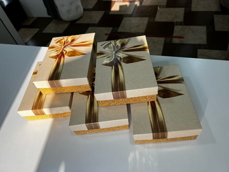 Фотография покупателя товара Коробка подарочная «Бант», золотая, 21×15×5 см - Фото 2