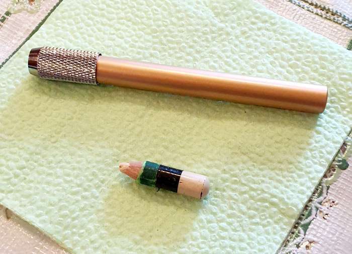 Фотография покупателя товара Удлинитель-держатель с резьбовой цангой для карандашей диаметром до 8 мм (для цветных, пастельных, чёрнографитных, акварельных и косметических карандашей), металлический, медный