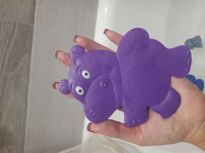 Фотография покупателя товара Мини-коврик для ванны Доляна «Бегемотик», 12×13 см, цвет фиолетовый - Фото 1