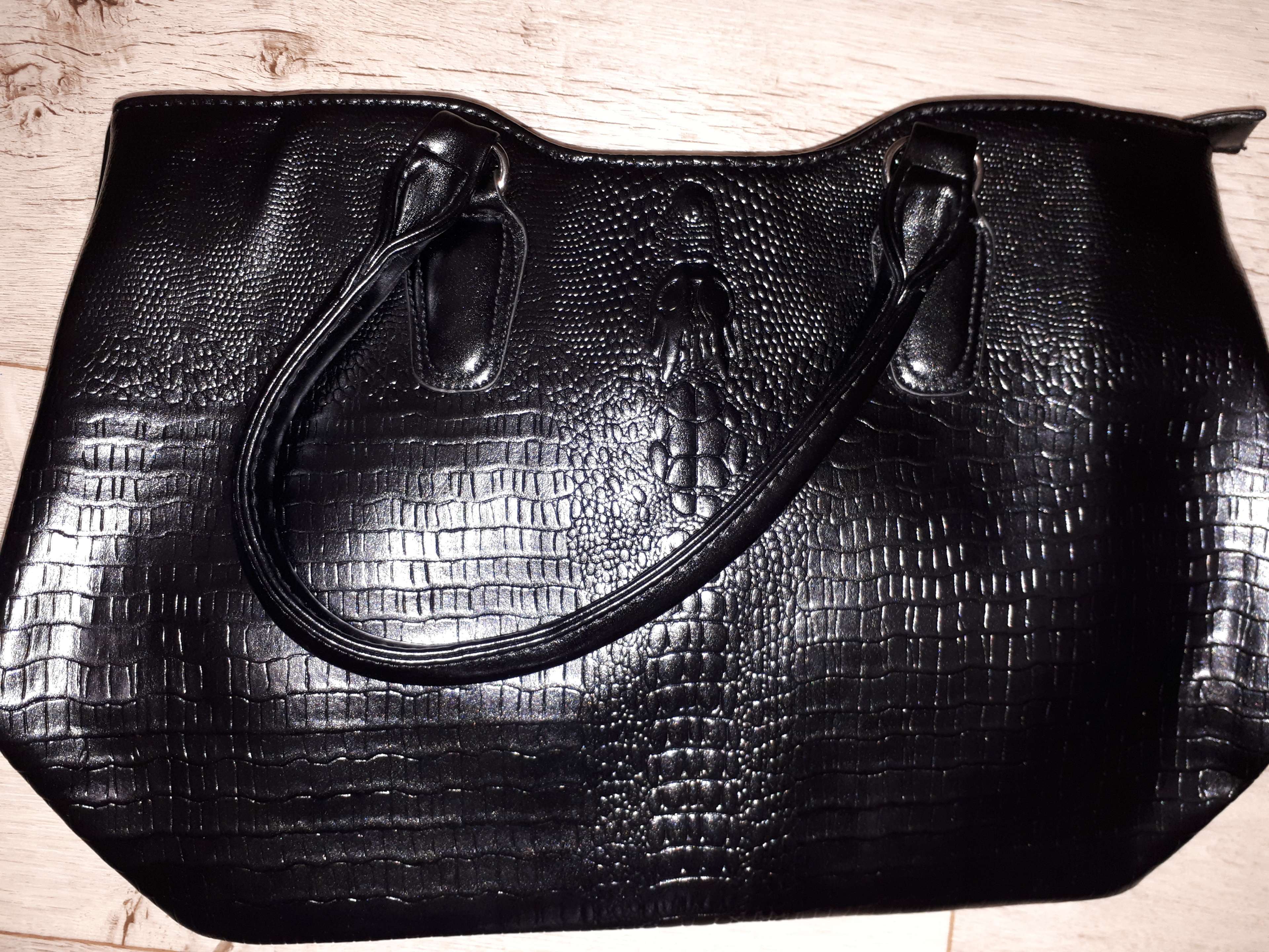 Фотография покупателя товара Сумка женская, отдел на молнии, наружный карман, цвет чёрный - Фото 1