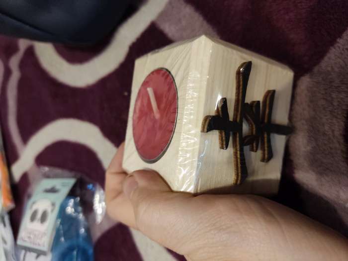 Фотография покупателя товара Свеча в деревянном подсвечнике "Куб, Иероглифы. Удача", 6х6х6 см, аромат вишни - Фото 1