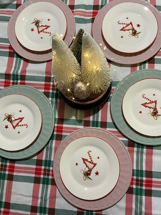 Фотография покупателя товара Тарелка фарфоровая десертная Доляна «Счастливого Нового Года», d=20 см