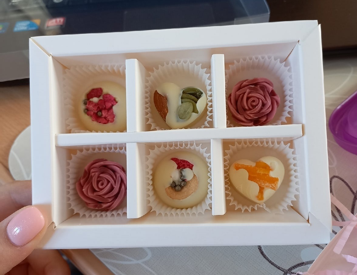 Фотография покупателя товара Коробка под 6 конфет с окном, белая, 13,7 х 9,85 х 3,85 см - Фото 6