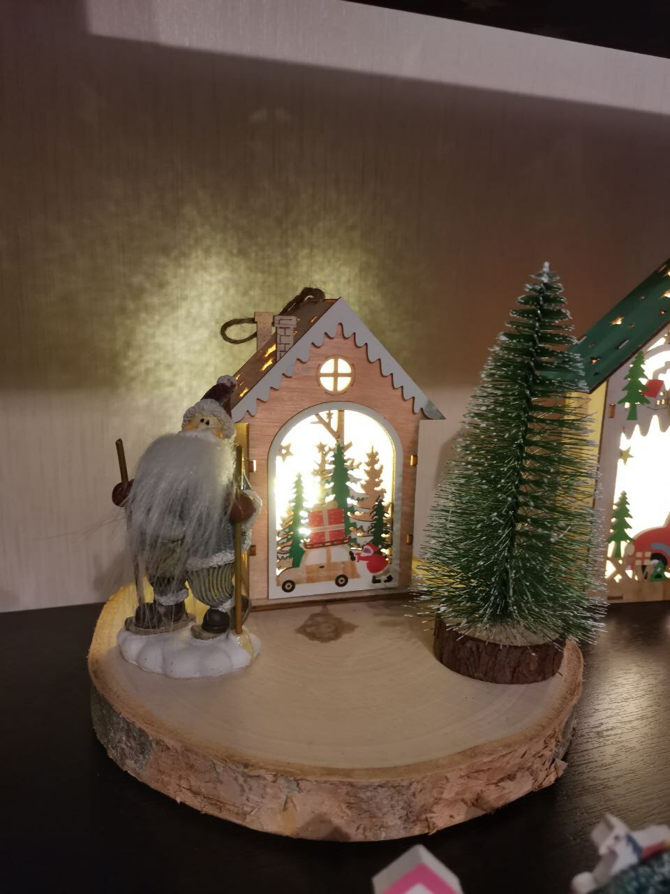 Фотография покупателя товара Ёлочная игрушка «Домик с Дедом Морозом и машиной», от батареек, свечение тёплое белое - Фото 2