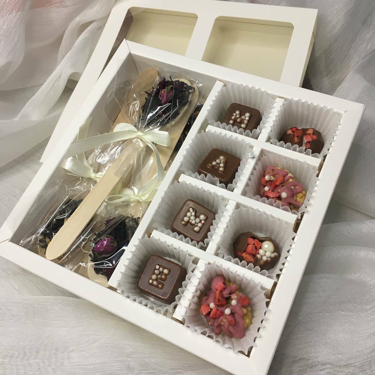 Фотография покупателя товара Коробка под 8 конфет + шоколад, с окном, голубая, 17,7 х 17,85 х 3,85 см - Фото 9