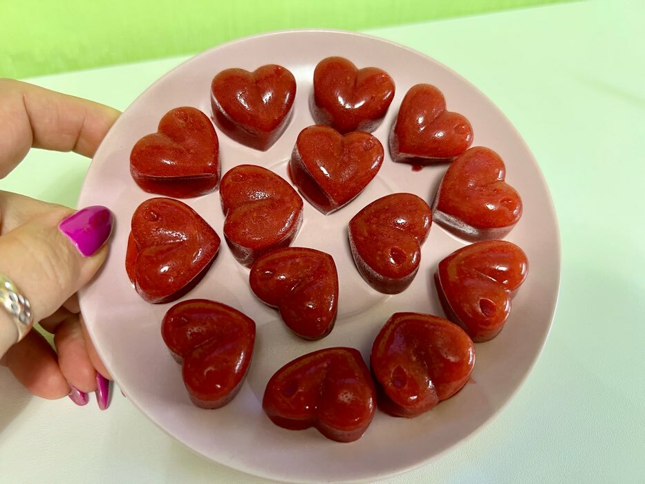 Фотография покупателя товара Форма для шоколада Доляна «Сердечки», силикон, 20,5×10 см, 15 ячеек (3×2,6 см), цвет МИКС - Фото 10