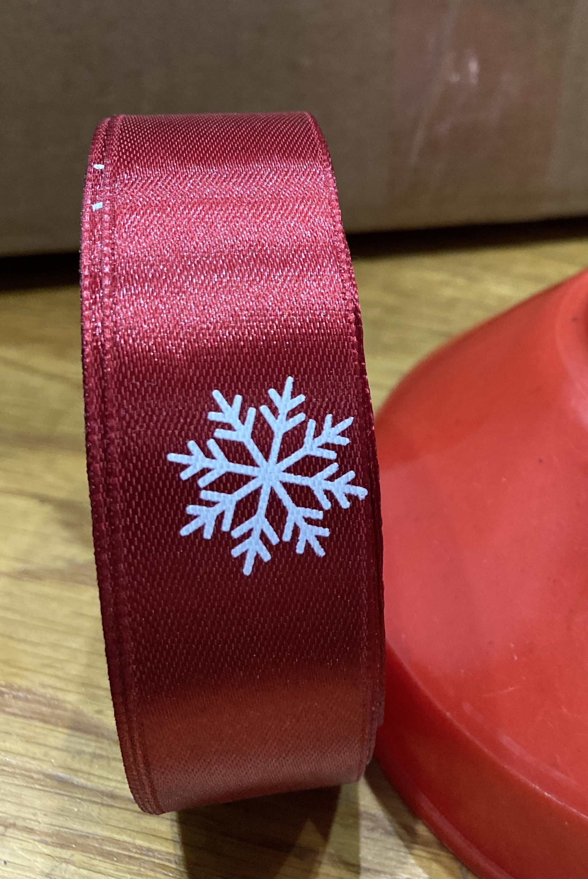 Фотография покупателя товара Лента атласная «Снежинки», 25 мм, 23 ± 1 м, цвет красный/белый №033 - Фото 2