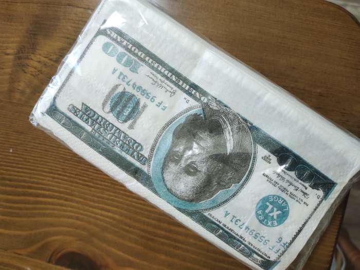 Фотография покупателя товара Набор сувенирных салфеток "100 долларов", 2-х слойные, 25 листов, 33х33 см - Фото 4