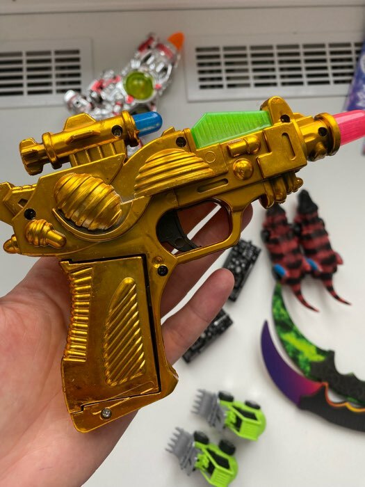 Фотография покупателя товара Пистолет «Сверчок», световые и звуковые эффекты, работает от батареек, цвета МИКС