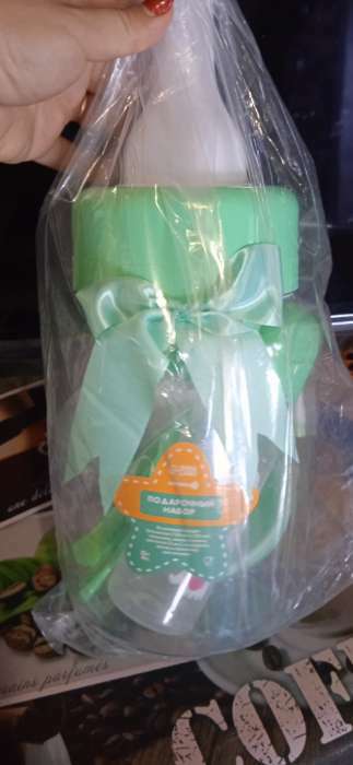 Фотография покупателя товара Набор детский «Первый подарок малышу», 10 предметов: бутылочки для кормления 150 и 250 мл, поильник, посуда, нагрудник, расчёска, щётка, цвет зелёный - Фото 1