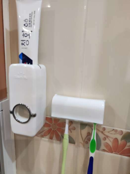 Фотография покупателя товара Держатель для зубных щёток и выдавливатель для зубной пасты, 15,4×6×6 см (для пасты), 11,5×5,5×3,5 см (для щёток), цвет МИКС - Фото 4