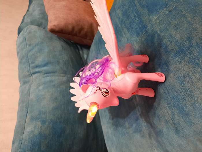 Фотография покупателя товара Музыкальная игрушка «Единорог», со светом и звуком, машет крыльями, цвет розовый - Фото 2