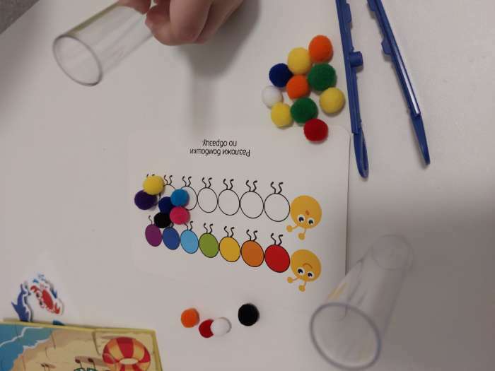 Фотография покупателя товара Развивающий набор «Цветные бомбошки: сложи по образцу», цвета, счёт, по методике Монтессори - Фото 2