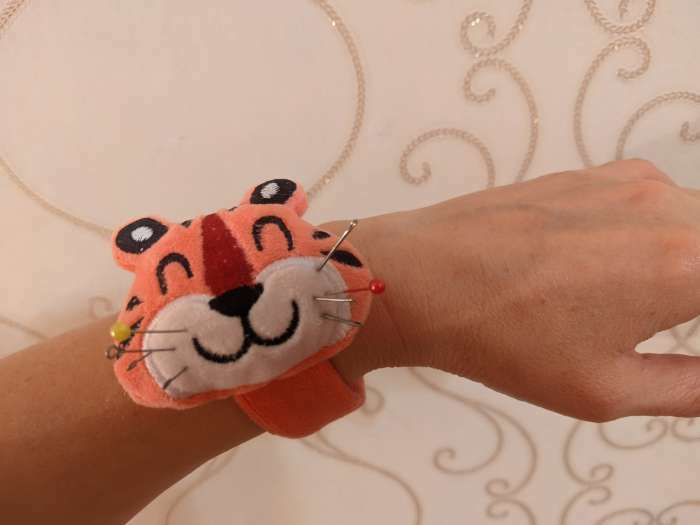 Фотография покупателя товара Игольница на браслете «Тигр», 23 × 6,5 см, цвет розовый - Фото 1