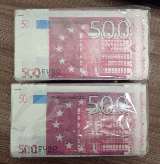 Фотография покупателя товара Сувенирные салфетки "500 евро", 2-х слойные, 25 листов, 33х33 см - Фото 1