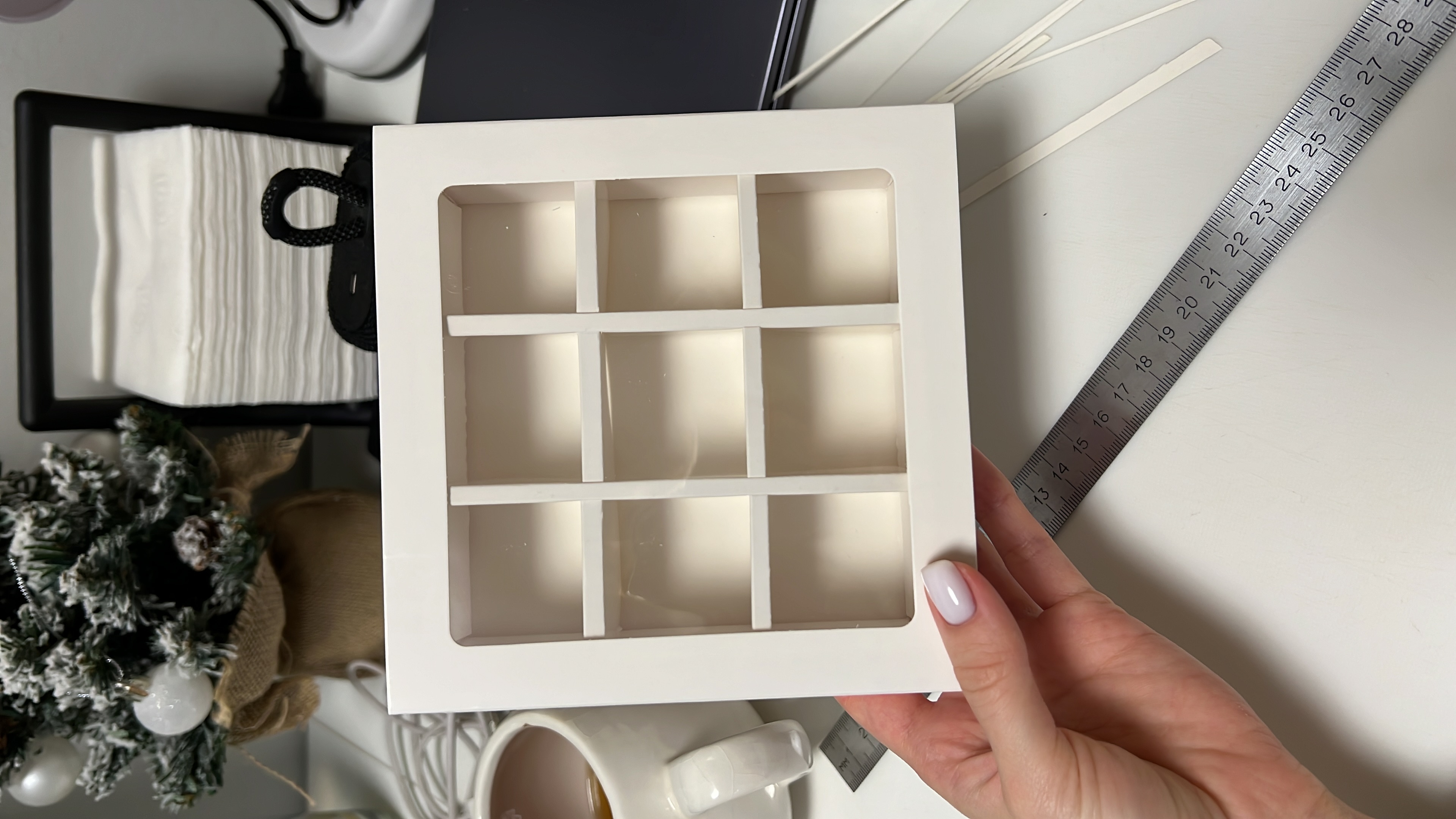 Фотография покупателя товара Коробка складная под 9 конфет, белая, 13,8 х 13,8 х 3,8 см - Фото 20
